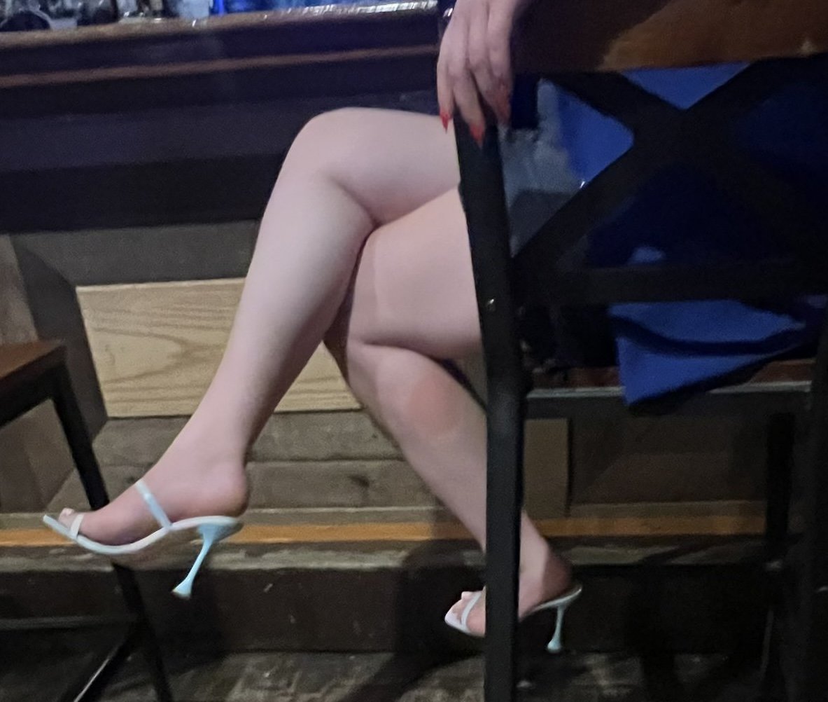 Russian baby with gorgeous legs at pub - Порно - EroMe