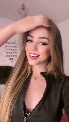 Melody belissima...delicinha que gata !!! Nova video e foto #OURT6MNg
