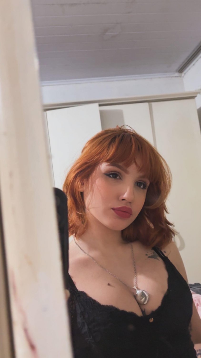 Novinha magrinha do cabelo vermelho dançando sem calcinha e mamando e fudendo com namorado #ImDvsLyV